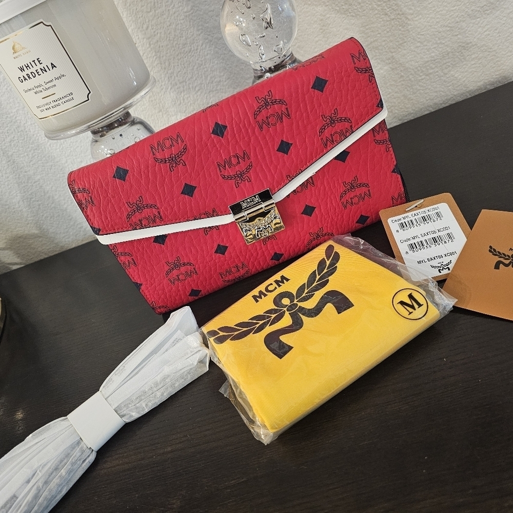 MCM Tracy Visetos Wallet On A Chain. - Picture 9 of 14